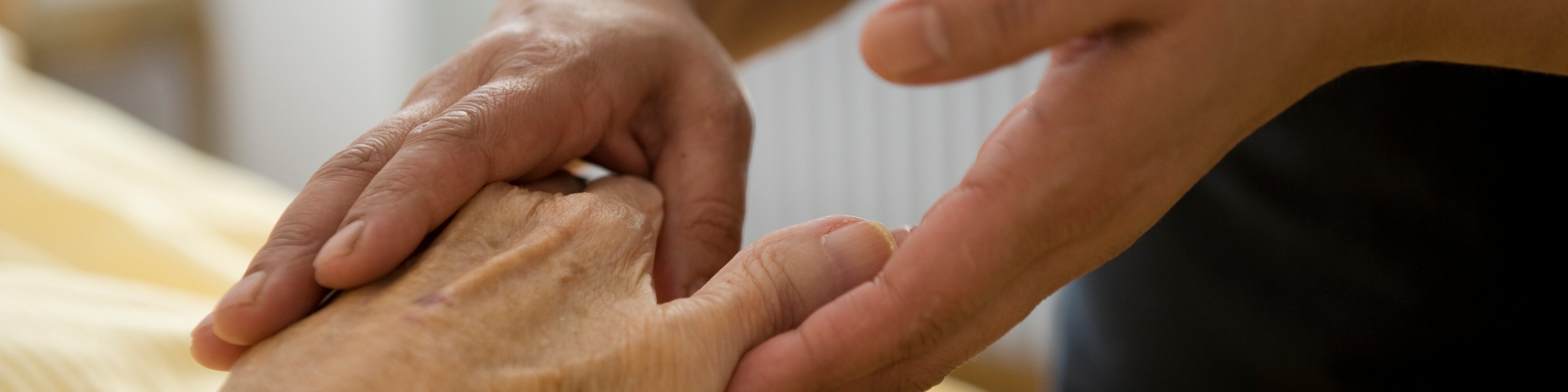 Hände eines Pflegers/Arztes und die eines Senioren halten einander | © © Photographien Thomas Klinger, www.atelierklinger.de